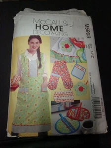 5903 McCalls Kitchen Home Apron Pot Holder Oven Mitt Sewing Pattern Uncut - Picture 1 of 3
