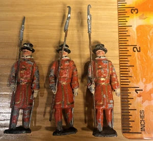 Lote de 3 figuras de juguete de soldado de plomo Beefeater Yeoman of the Guard británicos de colección - Imagen 1 de 9