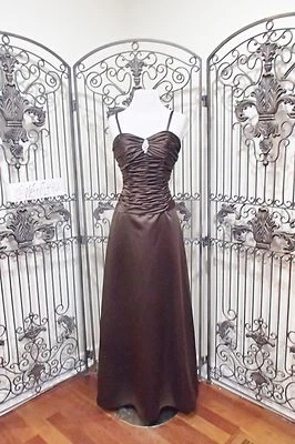 VESTIDO DE FORMATURA L43 DA VINCI TAMANHO 8 1015 MARROM CHOCOLATE COMPRIMENTO TOTAL DAMA DE HONRA - Imagem 1 de 4