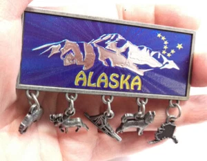 Alaska Magnet mit 5 Dangle Charms - Zinn Charm, Bär, Elch, Hundeschlitten & mehr - Bild 1 von 7