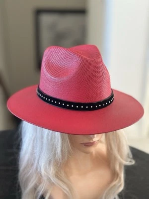 Elegante Sombrero Fedora Rojo con un toque Terciopelo Foto 1 de 4