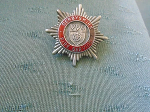 VINTAGE DERBYSHIRE FIRE SERVICE - ENAMEL UNIFORM BADGE - Picture 1 of 2