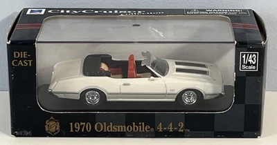 Nuevo Ray City Cruiser Collection 1970 escala 1:43 Oldsmobile 4-4-2 blanco Foto 1 de 4