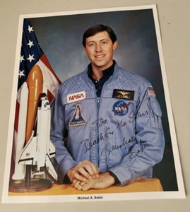 FOTO AUTOGRAFIADA DEL ASTRONAUTA DE LA NASA MICHAEL A. BAKER 8X10 - Imagen 1 de 4