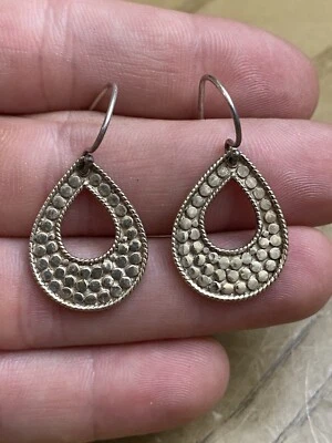 Brinco clássico pontilhado assinado por designer Anna Beck prata esterlina 925 lágrima - Imagem 1 de 2