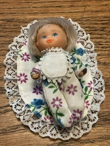 Babypuppe für Barbie Clone Blumenschläfer passende Decke Meritus Marke auf Rücken - Bild 1 von 3