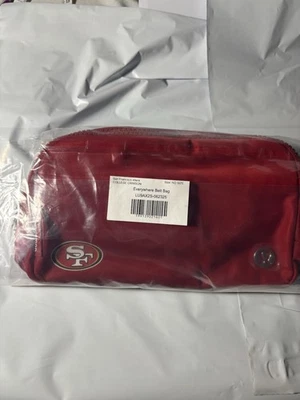 AUTÉNTICO Bolso Cinturón San Francisco 49ers Lululemon Everywhere Rojo Universitario En Mano Foto 1 de 3