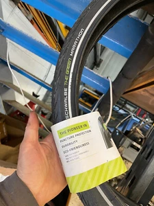 Schwalbe MARATHON 24 x 1.75 Puncture Protected Bike Cycle TYRE schrader - Picture 1 of 4