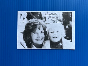 MAIREAD MAGUIRE - IRISH NOBEL PRIZE WINNER - EXCELLENT SIGNED PAPER IMAGE - Picture 1 of 1