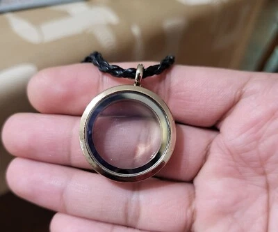 Круглый плавающий замок из нержавеющей стали и стекла золотой тон и черный шнур - Изображение 1 из 4