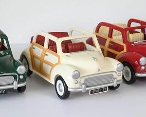 Coche menor Sylvanian Morris. Coche familiar vintage crema, rojo verde Calico Critters - Imagen 1 de 14