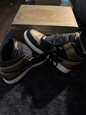 Air Jordan 1 High Retro OG GS 'Black Gold' FD1437-071 tamanho 5 juvenil/6 feminino  - Imagem 1 de 4