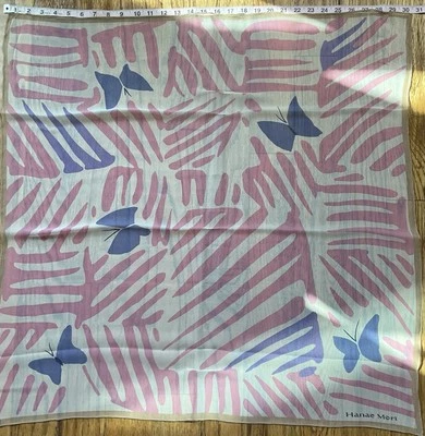 Bufanda cuadrada vintage Hanae Mori rosa marfil púrpura seda transparente, patrón mariposa Foto 1 de 4