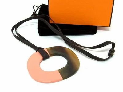 Colgante de cuerno y laca de búfalo Hermès, marrón y naranja, usado Foto 1 de 4