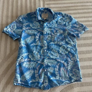 Mens Medium St John’s Bay No Tuck Tropical Buttondown - Picture 1 of 5