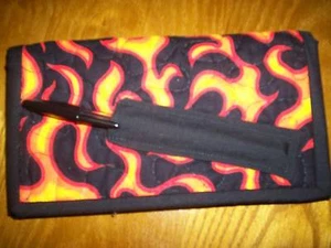 NEUE HANDGEFERTIGTE GESTEPPTE SCHECKBUCHHÜLLE HEISSE FLAMMEN UNISEX - Bild 1 von 6