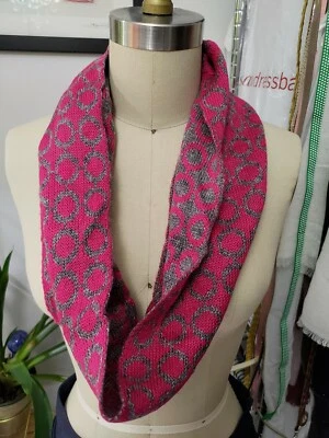 Nuevo con etiquetas Bufanda Ellen Tracey Elegante Reversible Capucha Cuello Lazo Rosa Fucsia Gris Foto 1 de 4