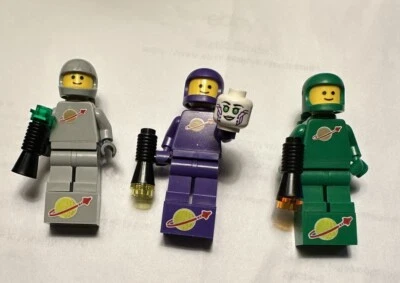 LEGO Lot Of 3 Classic Spaceman: Light Grey Dark Green & Bright Green W/ Extras - Image 1 of 2