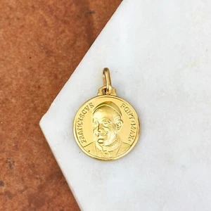 Colgante medallón redondo Papa Francisco mate macizo oro amarillo 14 quilates 16 mm - Imagen 1 de 9