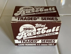 1990 Topps Traded box set with 132 picture cards - Picture 1 of 3