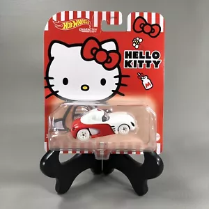 2021 Hot Wheels Personaggi Cars Hello Kitty di Sanrio scala 1:64 - Foto 1 di 9