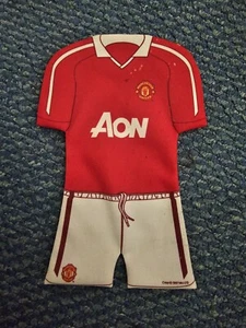 MANCHESTER UNITED FC - MINI KIT - OFFICIAL MERCHANDISE 1997 - CAR WINDOW HANGER - Picture 1 of 2