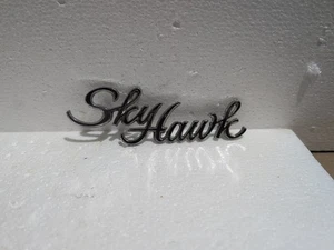 Insignia emblema guardabarros delantero original Buick Skyhawk 1975-80 - Imagen 1 de 7
