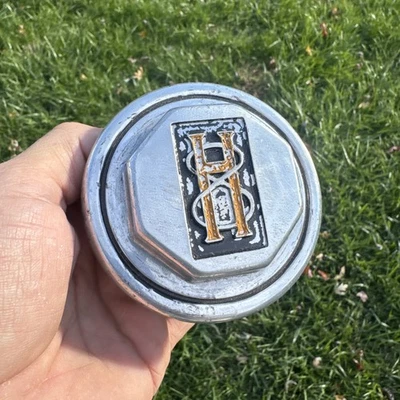 ✨Barn Find✨ OG  Antique 1920s Hupmobile Threaded Center Hubcap - Image 1 of 4