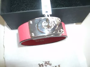 Pulsera con hebilla de cuero rojo Coach para damas - Imagen 1 de 5