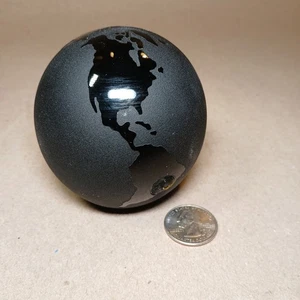 Schwarzer mundgeblasener Glaskugel von Two's Company Inc. Briefbeschwerer matt glänzend - Bild 1 von 7