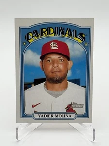 2021 Topps Heritage - SP Team Name Color Swap Variation #17 Yadier Molina - Picture 1 of 2