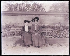 (1) ENDE 1800er, ANFANG 1900er ANTIKES GLASNEGATIV, ZWEI DAMEN, AUSGEFALLENE HÜTE - Bild 1 von 2