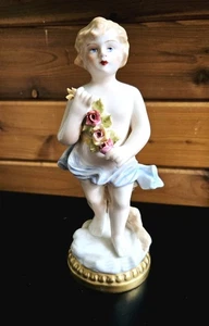 Makelloser Vintage Vista Alegre Porzellan Cherub mit Blumengirlande auf Goldsockel - Bild 1 von 5