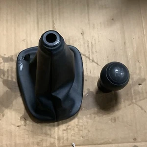 2013 Toyota Aygo Citroen C1 Peugeot 107 Gear Gaitor And Knob - Picture 1 of 3