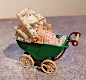 SYLVANIAN FAMILIES - PRAM & BABY with crocheted clothes - Picture 1 of 5