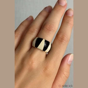 Vintage Black & Cream Enamel Band Ring Gold Tone Size 6.5 - Picture 1 of 7