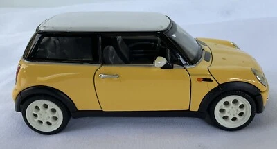 1/24 SUNSTAR 2001 MINI COOPER SS6711 Yellow - Image 1 of 4