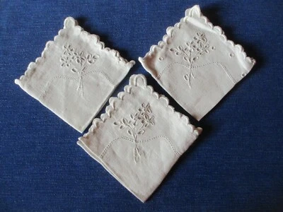 Mouchoir N°43 ancien blanc en lin fleurs brodées petits 23 x 23 cm Lot de 3 - Photo 1/4
