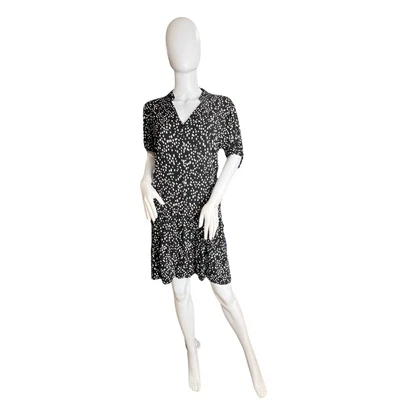 Vestido camisero Mlle Gabrielle grande negro a lunares con capas elegante moderno midi Foto 1 de 4