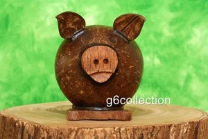 Hecho a mano Tallada Cáscara de Coco Madera Cerdo Moneda Cerdito Banco de Dinero Regalo Decoración Niños Arte - Imagen 1 de 5