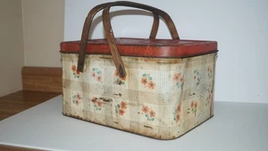 VINTAGE HINGED TIN METAL FLORAL PICNIC BASKET with WOOD HANDLES - Imagen 1 de 10