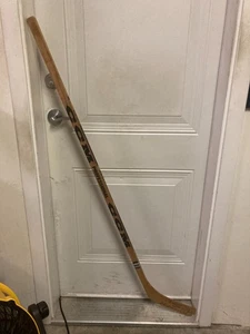 VINTAGE BOBBY HULL SIGNED/AUTOGRAPHED CCM PROFESSIONAL NHL HOCKEY STICK - COA - Picture 1 of 6