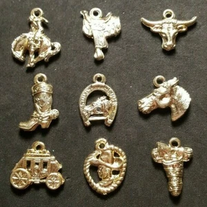 CIONDOLI WESTERN Cowboy Gumball anni '50 (9 diff.) NOS aspirapolvere silvertone metallizzato. - Foto 1 di 5