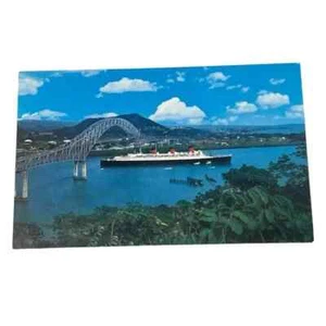 Postkarte RMS Queen Mary Passing Under Bridge of the Americas Balboa Panama B80 - Bild 1 von 2