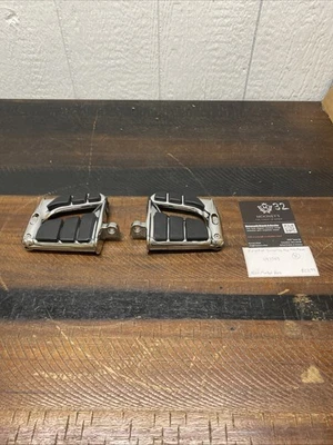 Clavijas de ala oscilante Kuryakyn con montajes tipo Harley macho 493543 KUR4466 Foto 1 de 4