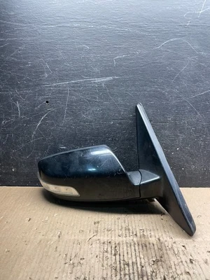 2011 to 2015 Kia Sorento Right Passenger Door Mirror Turn Signal OEM V0780 DG - Image 1 of 4
