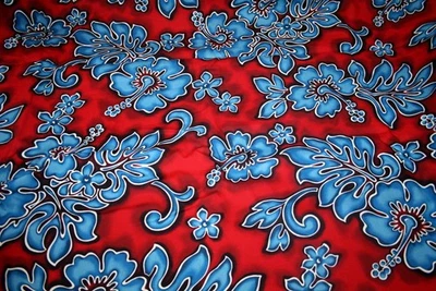 FLORES E FOLHAS HAVAIANAS AZUIS EM VERMELHO DA TRENDTEX - 100% ALGODÃO - Imagem 1 de 4