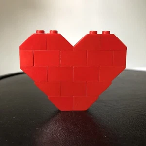 Dee & Ricky rote Lego Herz Anstecknadel Brosche - Bild 1 von 6