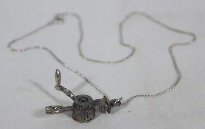 DE COLECCIÓN PLATA PICADORA DE CARNE COLGANTE Y COLLAR CADENA LARGA 18" Foto 1 de 4