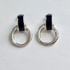 Pendientes Golpeador Tono Plateado Esmalte Negro Perforado Clásico Minimal Modernista - Imagen 1 de 12